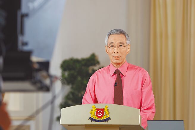 新加坡总理李显龙21日表示，因中美关系恶化及俄乌战争，预计亚太地区会出现更多地缘政治角力，其中台海情势最令人忧心。图为新加坡总理李显龙在新加坡总统府发表讲话。（新华社）
