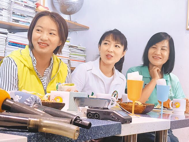 民进党新北市第五选区议员参选人石一佑（右起）、山田摩衣、黄淑君跟着母鸡林佳龙积极跑行程，增加曝光度抢票。（王扬杰摄）