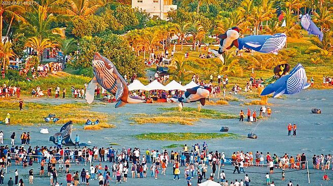 高市府举办旗津风筝节，迎来满满人潮及钱潮，但交通塞爆，引发不少民怨。（高市观光局提供／柯宗纬高雄传真）