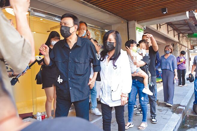 余天（左起）、李亚萍夫妇昨下午带着余苑绮的儿子到灵堂。（陈俊吉摄）