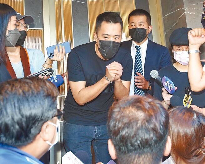 余祥铨心疼外甥女年幼丧母。（陈俊吉摄）