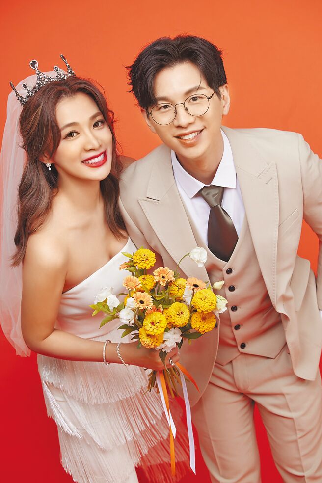 王思平（左）嫁牙醫師李世偉2年，9月將補辦婚宴。（我是凱文工作室提供）