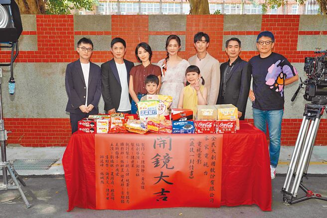 《最后一封情书》电视电影昨日开镜， 客台台长向盛言（左起）、演员邱逸峰、林辰唏、张城熙、刘瑞琪、胖球、吕绍齐、谢其文、导演谢念祖皆出席。（全民大剧团提供）