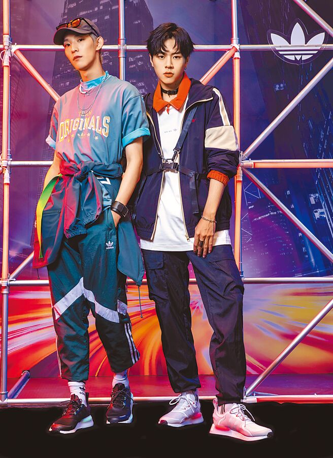 原子少年人气团「地球」林焕钧（左）、林佳辰共同演绎NMD_V3，帅气穿搭加上高人气，掀起全场粉丝尖叫。（adidas Originals提供）