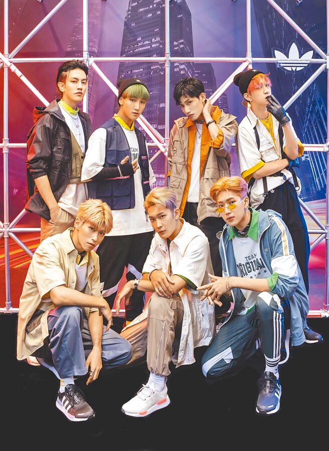 原子少年冠军团「天王星」首次担纲运动品牌嘉宾，型男帅劲呈现反差魅力。出席人员有高有翔（上排左起）、小孩、唐立杰、吴昱廷；蔡承佑（下排左起）、高胥崴、金云。（adidas Originals提供）