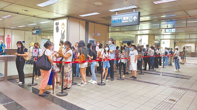 SOGO復兴馆快闪「不二饼家」蛋黄酥，昨（22日）涌入上百组消费者排队，甚至排到捷运站，单日蛋黄酥卖出超过1万2000颗。（读者提供）