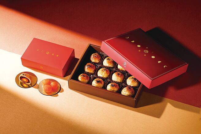 SOGO復兴馆不二糕饼蛋黄酥，340元6颗、680元12颗。（SOGO提供）