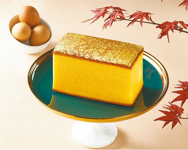 新光三越乌鸡庵乌骨鸡金箔蛋糕，8月25日起于信义新天地A8「日系伴手礼选物店」登场，900元。（新光三越提供）