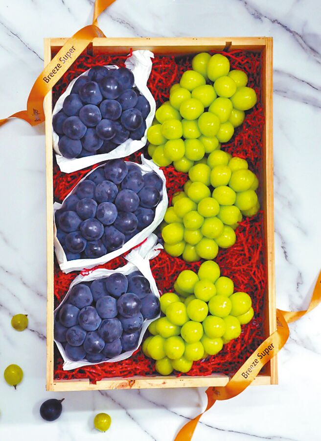 Breeze Super冈山双色葡萄木质礼盒，特价9680元。（Breeze Super提供）