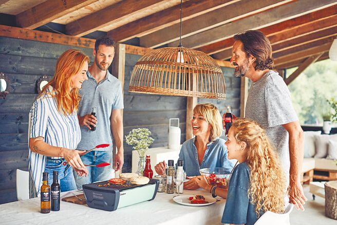 欧本的烤肉炉充满设计时尚感，开烤肉趴也能优雅自在。（欧本户外家居提供）