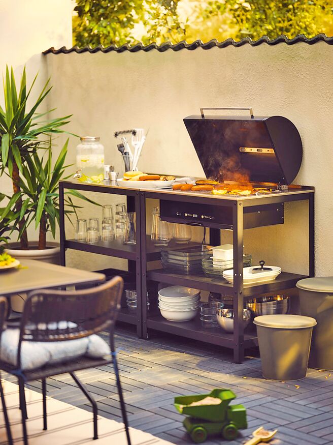 IKEA的GRILLSKAR木炭烤肉炉外观帅气，邀请亲友参加烧烤派对最适；上罩附温度计，不需开罩即可掌握温度。售价8490元。（IKEA提供）