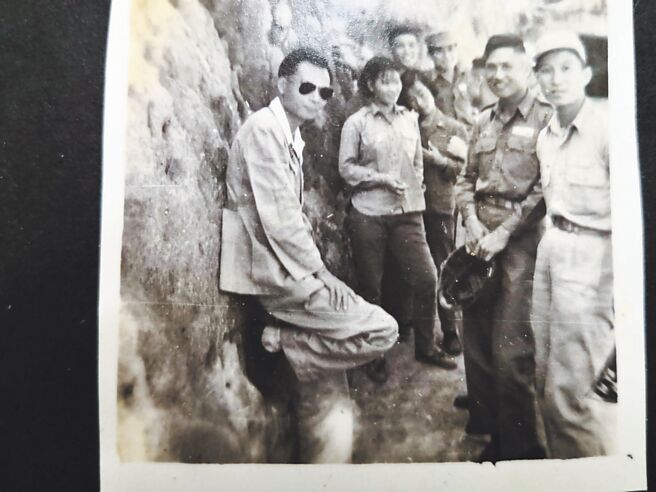 父親（左一）與金門友人，六一七砲戰後，攝於金門政戰局發報台。