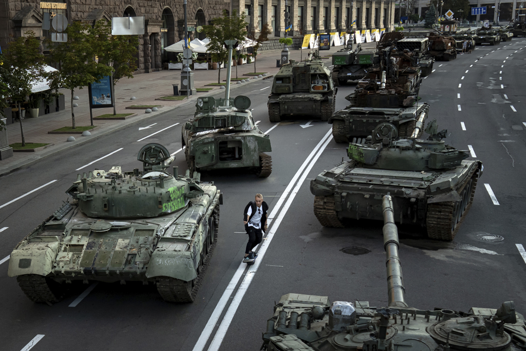 俄罗斯被摧毁的军车8月24日停在乌克兰首都基辅市中心。（美联社）(photo:ChinaTimes)