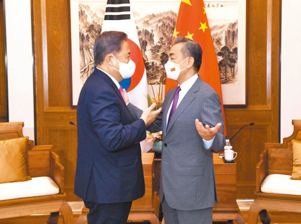 中韓建交30週年，雙方賀信都提及加強高層交往。圖為大陸外長王毅（右）8月上旬在山東青島與韓國外長朴振（左）舉行會談。（摘自中國外交部官網）