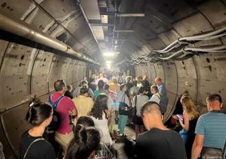 英法海底隧道穿梭列車拋錨 乘客被困數小時