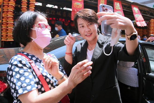 黄珊珊（右）28日将举办记者会，宣布参选台北市长。资料照片