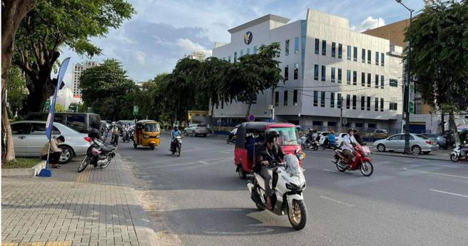亚洲周边国家线上博弈产业萎缩，随之转型为诈骗产业，跨国人口贩运逐渐形成一条龙产业化模式。图为金边当地街景。（图／读者提供）