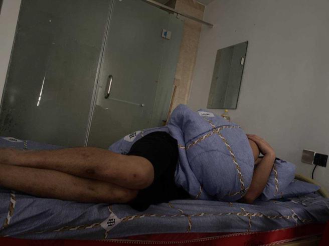 被不法团伙控制的「猪仔」，每天除了「上网聊天」从事诈欺勾当，就只能在不见天日的暗室吃饭睡觉。（图／读者提供）