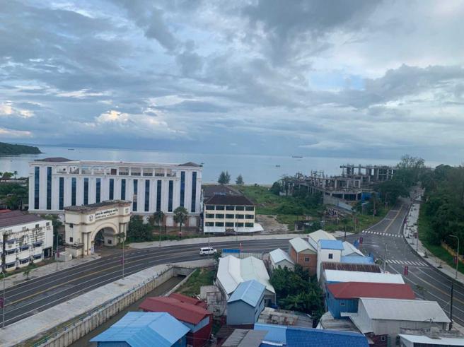 台湾警方调查发现，受骗出国从事诈欺相关工作的民眾，被集中在不见天日的园区内，甚至连家人亲友都联繫不上。（图／读者提供）