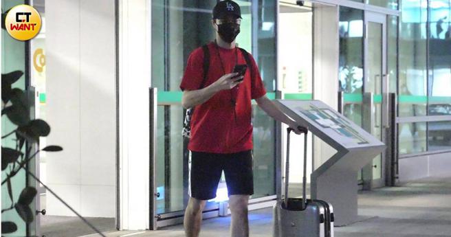 本月16日晚上六点多，江宏杰拉着行李箱准备下班。（图／本刊摄影组）