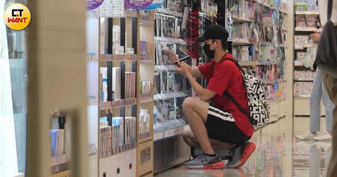 江宏杰前往生活百货挑选眉笔之类的物品。（图／本刊摄影组）