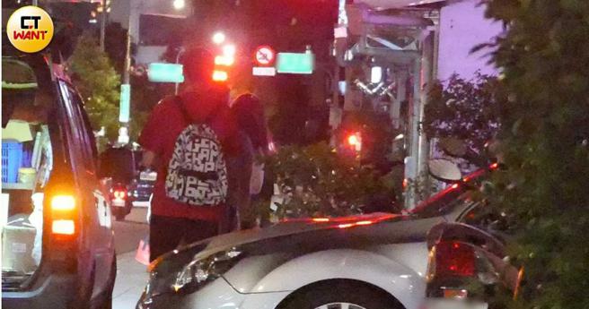 下班后的江宏杰并未赶车回家，而是前往小赖的住所。（图／本刊摄影组）