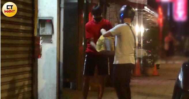 晚上江宏杰进出两次小赖家拿餐点外送，从分量看得出应是两人餐点。（图／本刊摄影组）