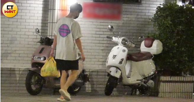稍晚小赖拎着与外送食物相同的袋子去丢垃圾，脚上穿的拖鞋与先前江宏杰穿的一样。（图／本刊摄影组）
