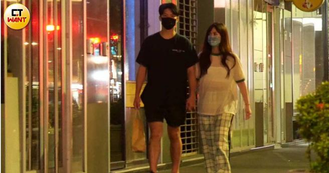 小俩口十指紧扣，吴姗儒身上的薄纱上衣隐约可见白嫩腰内肉。（图／本刊摄影组）