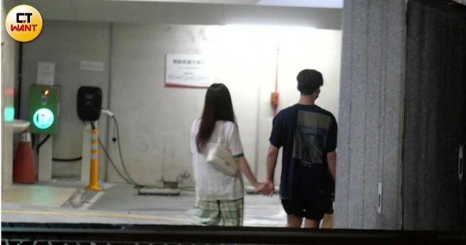 吴姗儒肩上背着疑似是要价二十多万的香奈儿包，与她白皙的肚肚一样显眼。。（图／本刊摄影组）