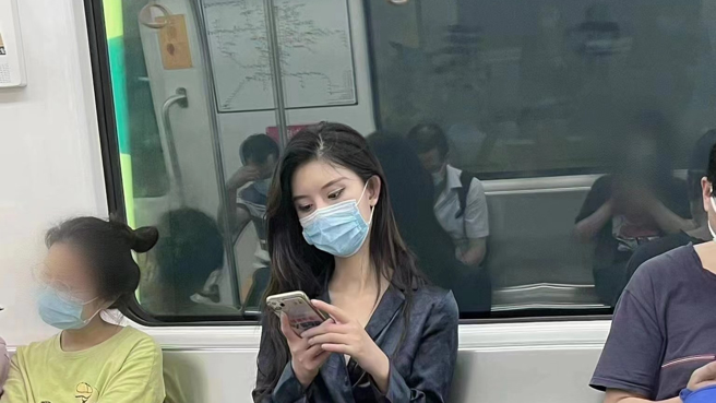 一名女網友分享女OL搭捷運的照片，只見女OL的腿疑似有繩索綑綁痕跡，照片引發網友遐想。 （圖／翻攝自爆廢公社公開版）