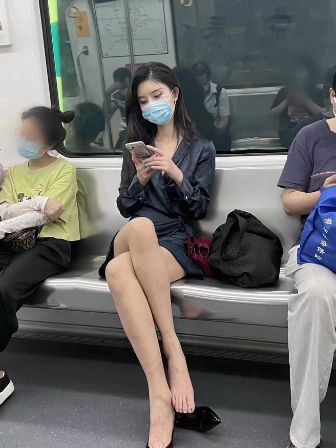 女OL腿上的痕跡引發網友遐想。（圖／翻攝自爆廢公社公開版）