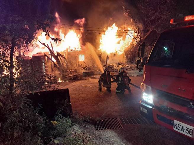 基隆南新街贤默宫24日凌晨发生火警，消防局出动扑救，起火原因仍有待进一步调查。（基隆市消防局提供／张志康基隆传真）