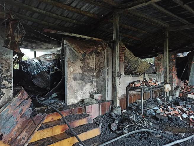 基隆南新街贤默宫24日凌晨发生火警，消防局出动扑救，起火原因仍有待进一步调查。（基隆市消防局提供／张志康基隆传真）