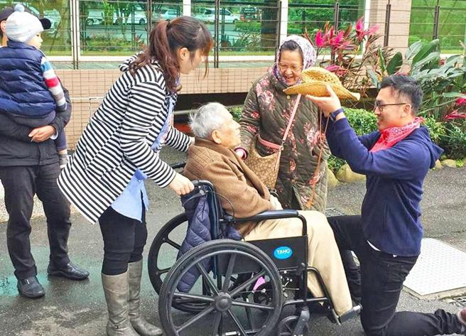 （关西六福庄推出「喘息旅游住房专案」，皆提供最贴心的「圆梦管家」现场陪伴游玩、并依照现场需求提供相对应的协助，让家庭出游玩得快乐又安心。图／六福旅游集团提供）