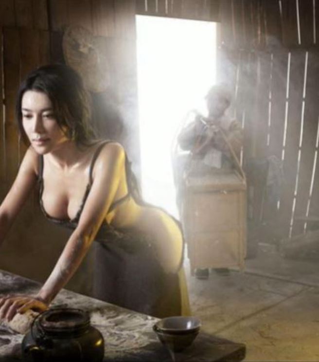 龚玥菲在金瓶梅的戏服大胆，让她因此走红。(图/微博)