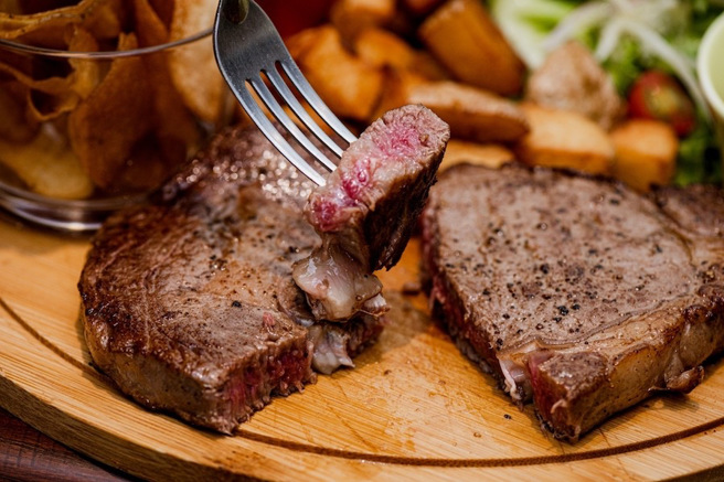 美国特选沙朗牛排熟度控制在5分，保留住肉质的原味与油脂水分，带有嚼劲不乾柴。（图/业者提供）