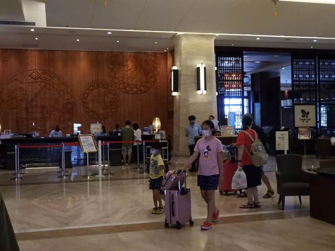 花蓮縣政府刺激旅行社帶團走訪花蓮，加碼補助帶團「餐食費」，每團獎勵最高9萬元，總送客人數最多者還能另外再獲30萬元。（羅亦晽攝）