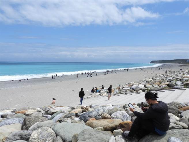 花蓮縣政府刺激旅行社帶團走訪花蓮，加碼補助帶團「餐食費」，旅行社只要帶團30人以上，入住縣內合法旅宿業及前往任一指定旅遊景點或活動，並拍下團體照，每團獎勵最高9萬元，且總送客人數最多者還能另外再獲30萬元。（羅亦晽攝）