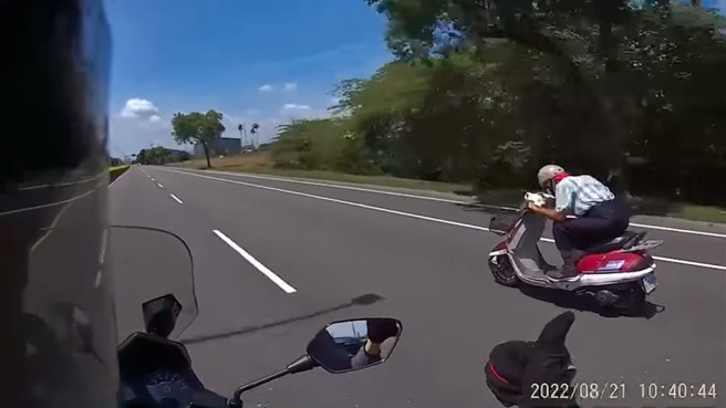 路上惊见飙风阿伯，头贴仪表板狂催油门，重机骑士认输比讚。（图／翻摄自爆废公社）
