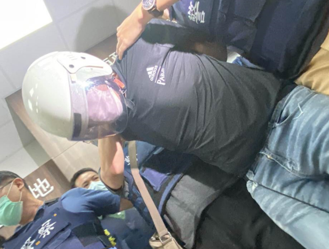 车行告知载到杀警嫌，白牌司机被要求「这动作，幸运逃过枪口。(曹婷婷摄)