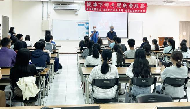 台中市议会议长张清照(中左)表示，刚满18岁的青年学子都利用暑期报考，他特商请台中区监理所暑假期间加码办理场次。（张清照服务处提供）