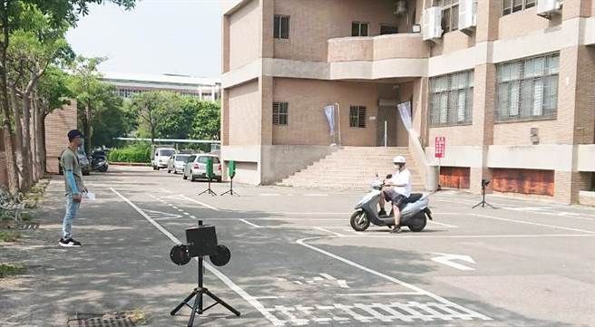 台中港区民眾今天于沙鹿区劳工育乐中心考机车考照，不仅没有压力更具温馨感。（张清照服务处提供）