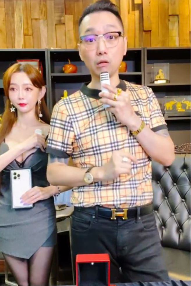 长濑昆妮合体连千毅，是直播中火辣的存在。(图/兰庭精品 FB)