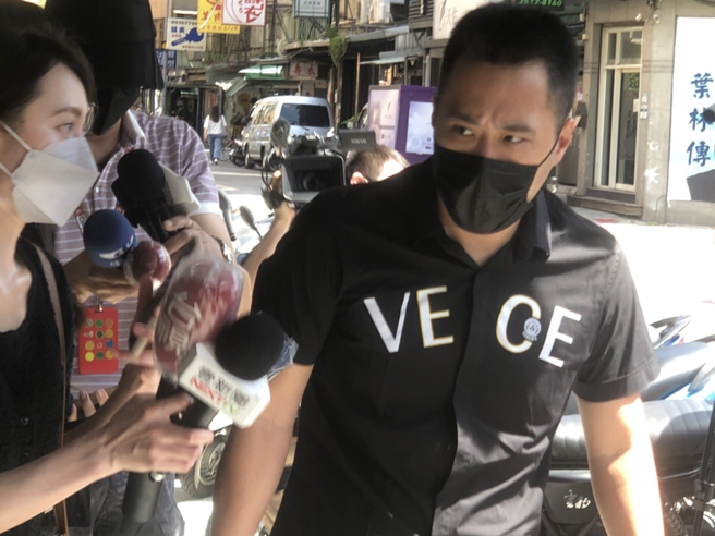 余祥铨带着姊姊照片现身。（图／郑宜熏摄）