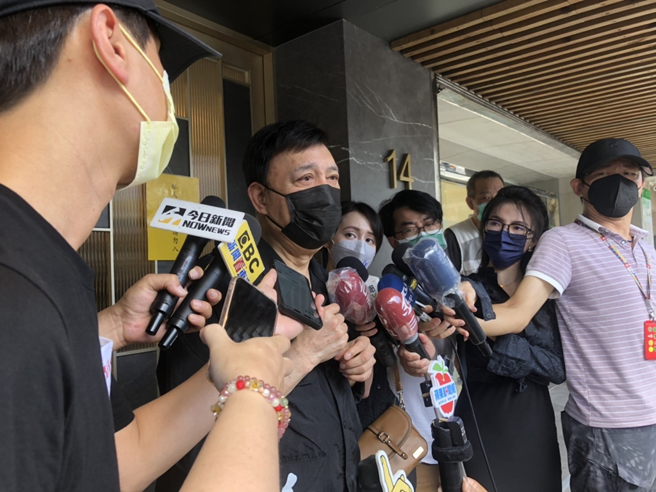 余天稍早出现在余苑绮灵堂。（图／郑宜熏摄）