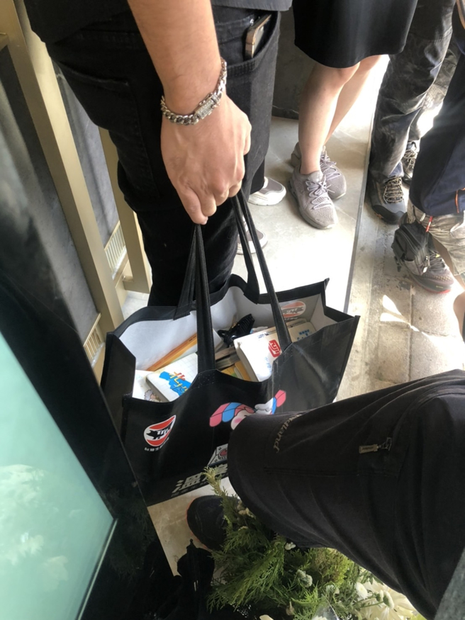 余祥铨整理了余苑绮的照片。（图／郑宜熏摄）