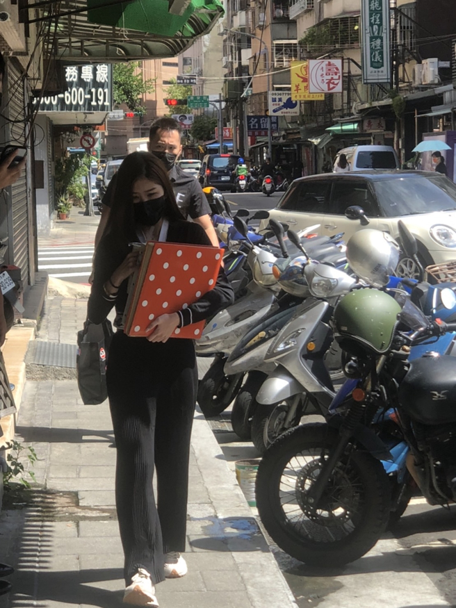 余祥铨一早抵达姊姊灵堂。（图／郑宜熏摄）