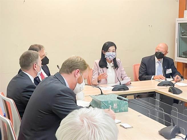 民眾党新竹市长参选人高虹安23日接待近日来台参访的美国史丹佛大学胡佛研究所访团，​针对国际情势、产业需求、供应链安全、地方治理等议题交换意见​。（高虹安团队提供／王惠慧新竹传真）