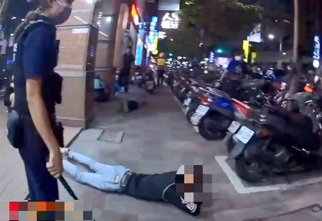 新北市芦洲区23日晚间惊传枪声，有民眾报警，今晚8时许芦洲区长荣路附近有两派人马聚眾滋事纠纷，双方有人持刀械、棍棒对峙，警方获报后立刻出动快打部队赶往现场处理。(芦洲警分局提供)